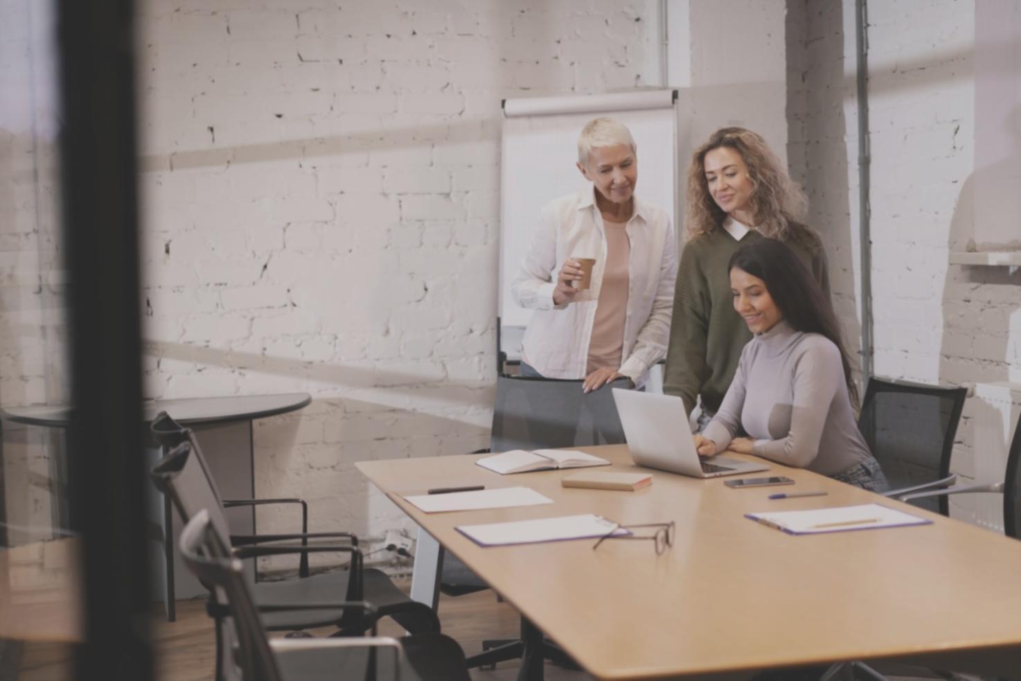 Espace de travail organisé avec outils de planification financière et graphiques de suivi budgétaire